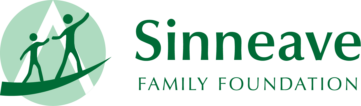 Logo de la Sinneave Family Foundation. Deux silhouettes stylisées marchent le long d’une ligne courbe à l’intérieur d’un cercle vert avec le texte Sinneave Family Foundation.